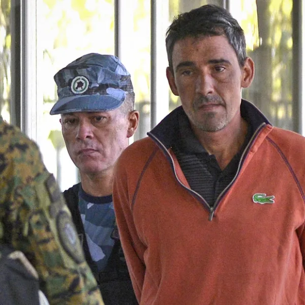 Pablo "Bebote" Álvarez mostró cómo se rompió la tobillera eléctrica a martillazos