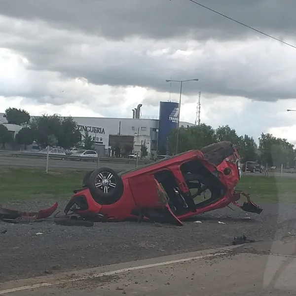 Video: perdió el control de su auto en Panamericana, volcó y salió despedido