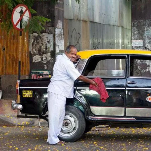 Prohiben un taxi histórico de India por sus altos niveles de contaminación