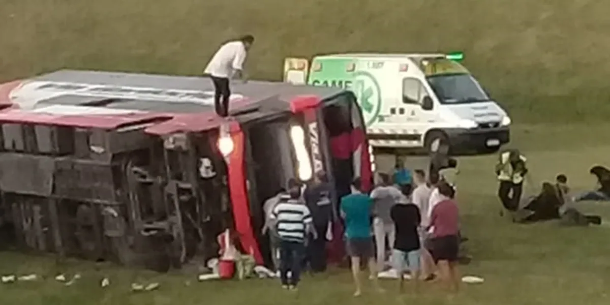 Volcó un micro en la Ruta 2: dos muertos y al menos 13 heridos | Filo News