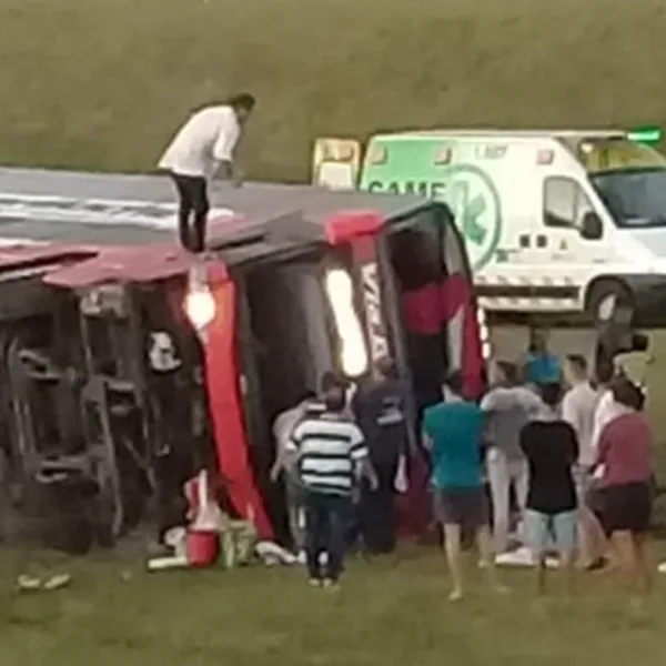 Volcó un micro en la Ruta 2: dos muertos y al menos 13 heridos