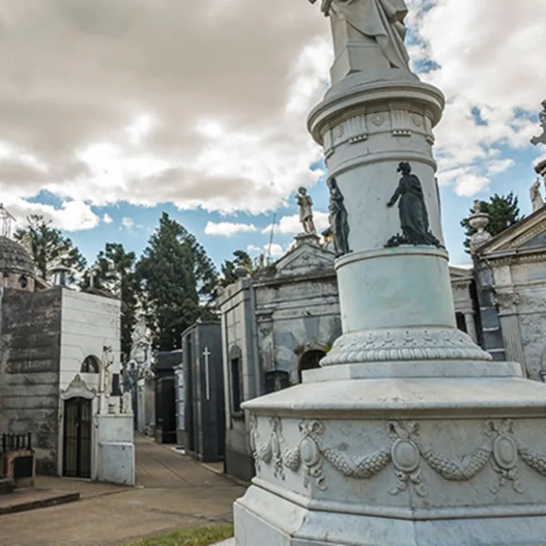 Fue detenido por robar las placas de las tumbas en el Cementerio de la Recoleta