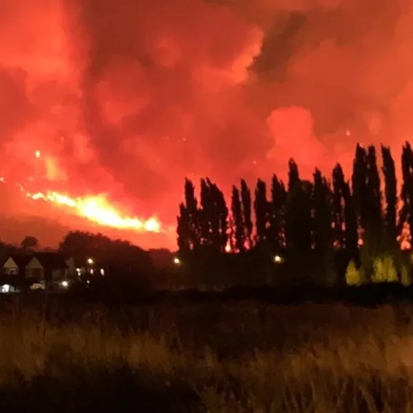 Imágenes del incendio forestal en las afueras de la ciudad chubutense de Esquel