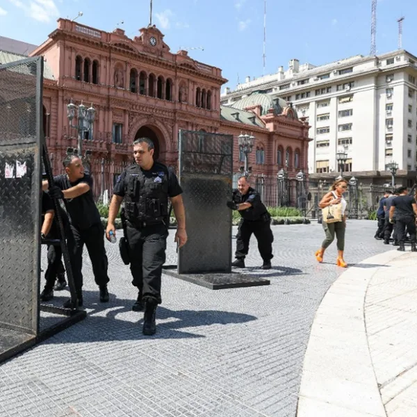 Paro de mujeres: Alberto Fernández pidió retirar las vallas de la Casa Rosada puestas por el 9M