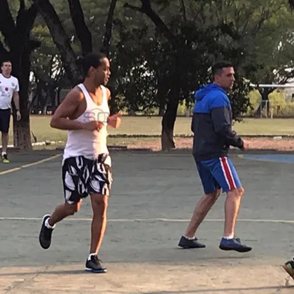 Ronaldinho jugó al fútbol con los botines que le prestó un policía mientras cumple la prisión preventiva