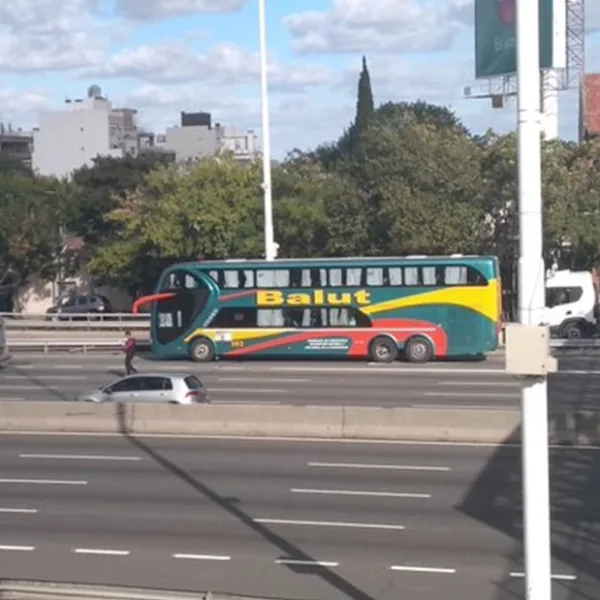 Un micro proveniente de Jujuy con 62 personas fue detenido en Buenos Aires