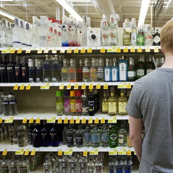 Alerta de la OMS: Beber alcohol no mata el coronavirus