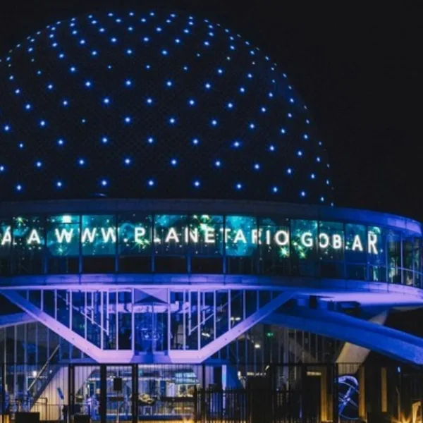 La Ciudad se ilumina con los colores de la bandera argentina