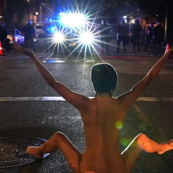 Una mujer desnuda enfrentó a la polícia en las protestas contra Donald Trump