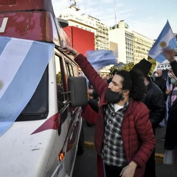 Manifestantes vuelven a agredir al equipo de C5N en el Obelisco