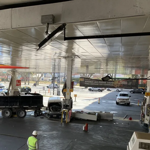 Camión chocó contra un auto que cargaba nafta en una estación de servicio