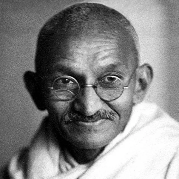 Subastan los anteojos de Mahatma Gandhi tras casi terminar en la basura