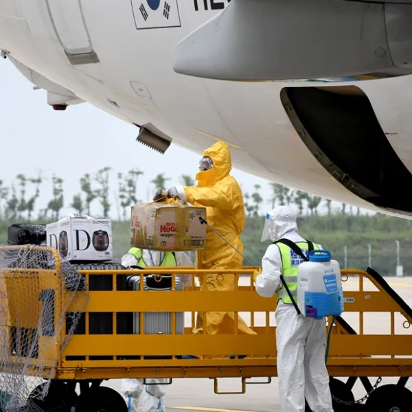 Aterrizó el primer vuelo internacional en Wuhan desde que comenzó la pandemia