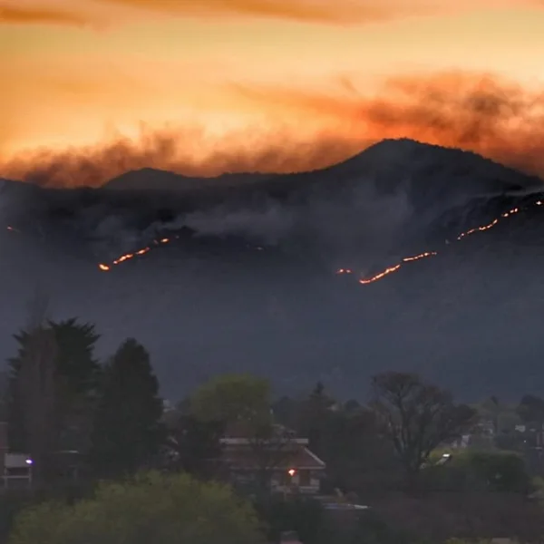 Incendio en Villa Carlos Paz: 3 bomberos heridos y 26 evacuados