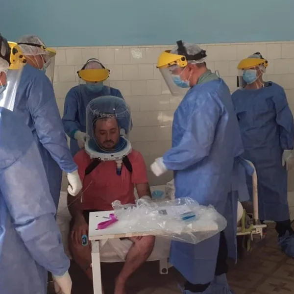 El casco de oxígeno que usan en Santiago del Estero en pacientes con coronavirus