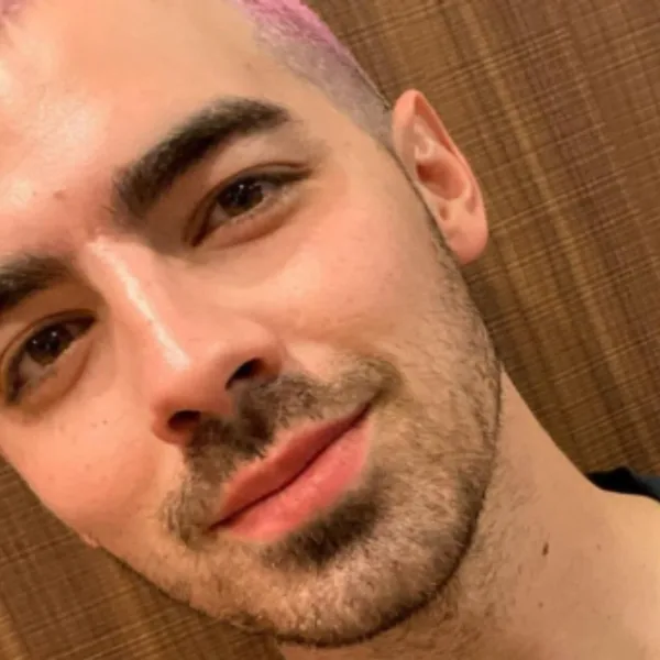 Joe Jonas se mandó a hacer un barbijo muy original