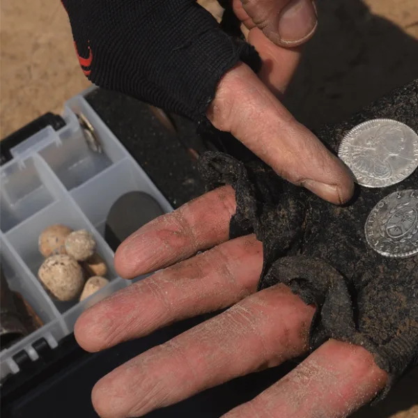 Hallan monedas de plata y objetos de época colonial enterrados en Rosario