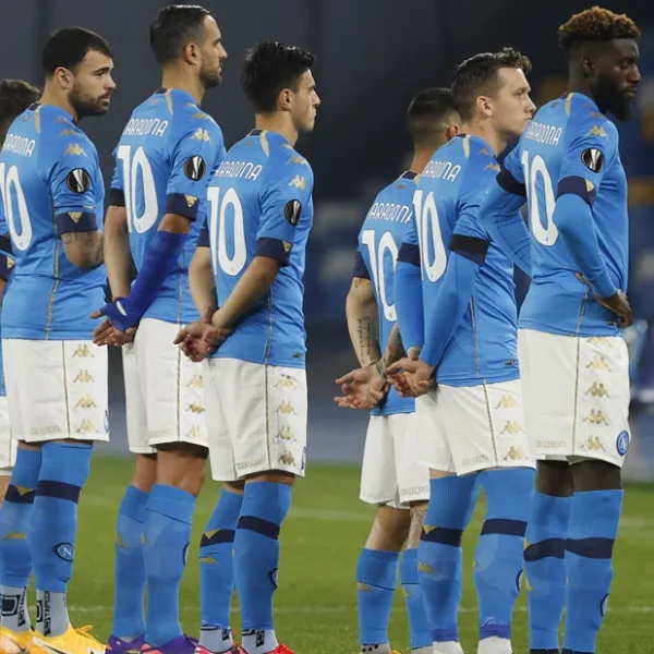 Homenaje: Napoli salió con 11 Maradona y un minuto de silencio estremecedor