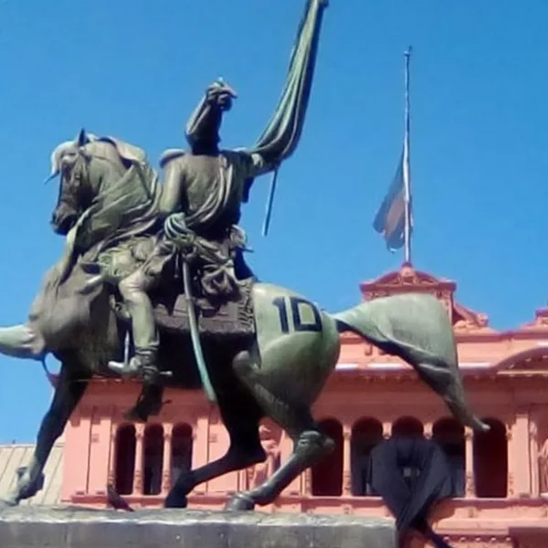 Pintaron un '10' en la estatua de Manuel Belgrano frente a la Casa Rosada