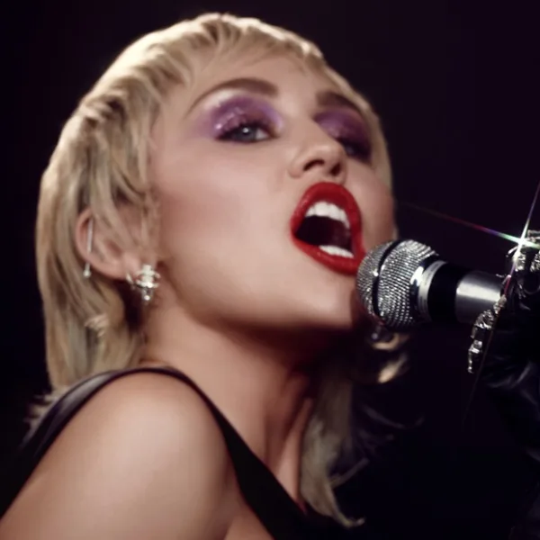 Miley Cyrus lanzó "Plastic Hearts", su séptimo y esperado álbum