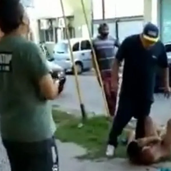 Video: un ladrón que había robado un celular fue desnudado y golpeado por vecinos