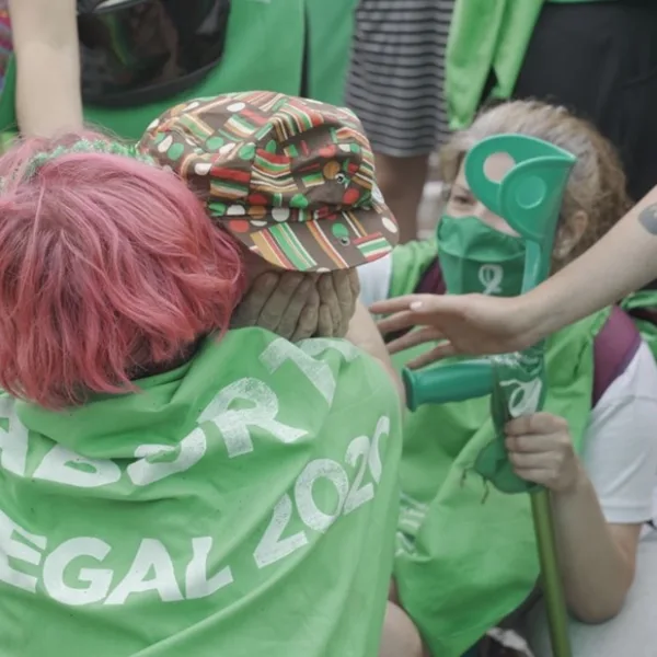 Los emotivos abrazos tras la media sanción por el aborto legal