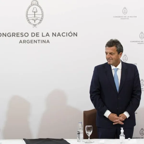 Cristina y Massa recibieron el informe de la comisión bicameral sobre la actuación de los servicios de inteligencia