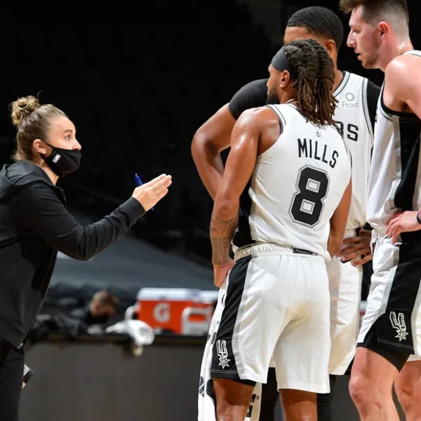 Histórica Becky Hammon: se convirtió en la primera mujer en dirigir en la NBA