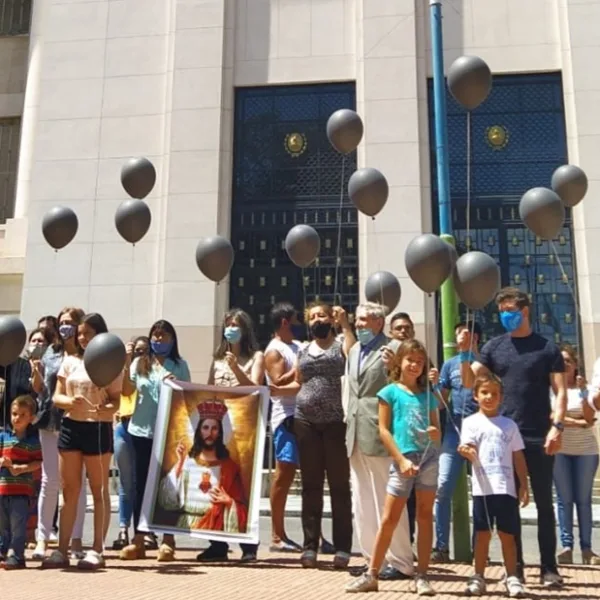 Tucumán: banderas a media asta y luto tras la legalización de la I.V.E.
