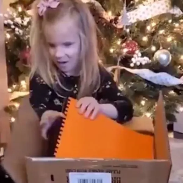 La emotiva reacción de una niña no vidente al recibir libros en braille