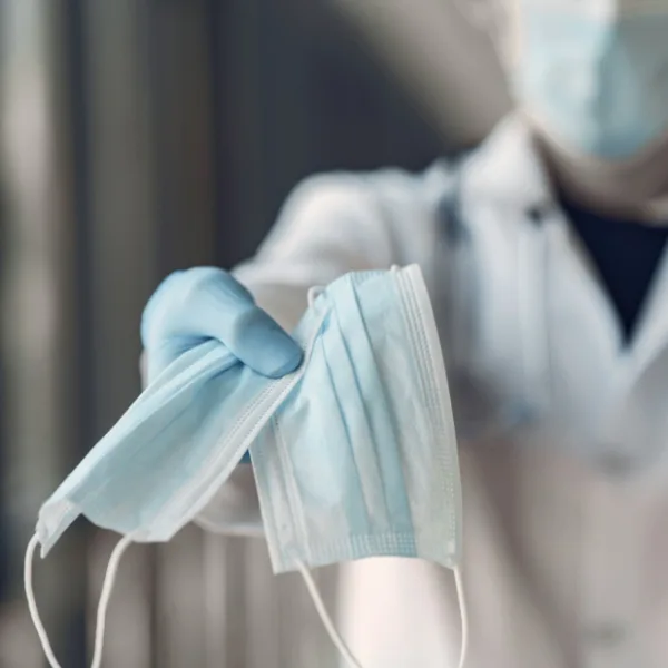 Tapabocas, camisolines y otros productos médicos prohibidos por la ANMAT