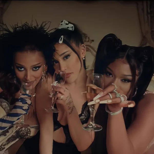 Ariana Grande sorprendió con el remix de "34+35" con Doja Cat y Megan Thee Stalion
