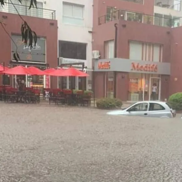 Por una incesante lluvia, autos quedaron bajo el agua en Pinamar