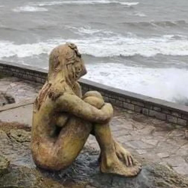 Mar del Plata: apareció una escultura frente a la costa y buscan al autor