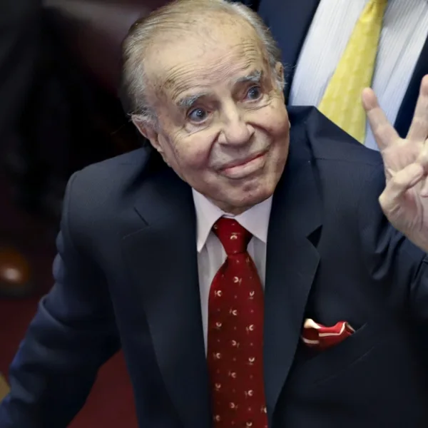 Le robaron un anillo de oro a Carlos Menem y buscan a los ladrones