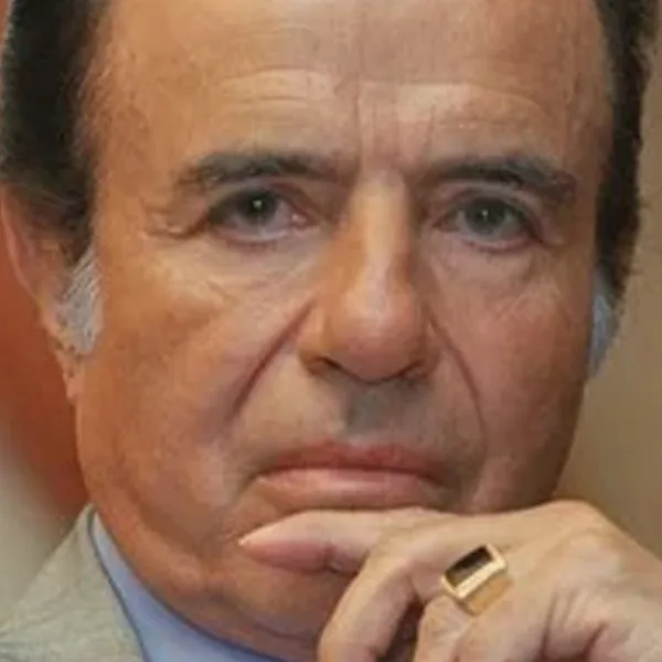 Ofrecen recompensa por el anillo robado a Carlos Menem