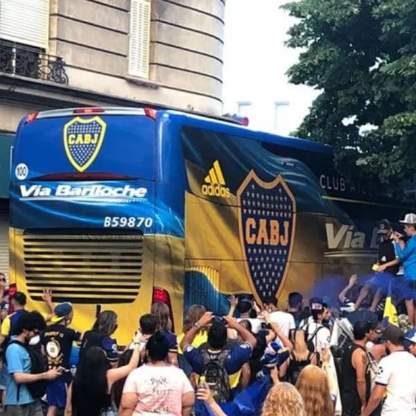 Hinchas de Boca se movilizan en las inmediaciones del hotel donde concentra el plantel
