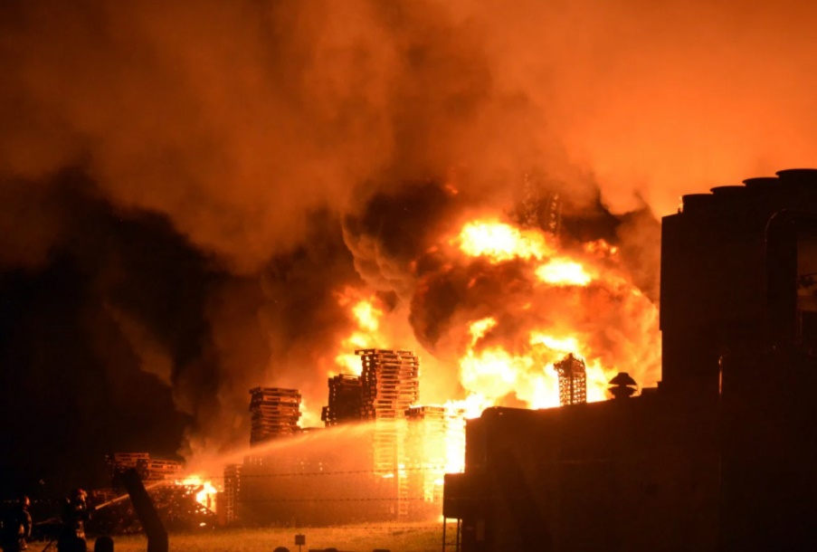 Voraz incendio en la fábrica Cagnoli de Tandil 