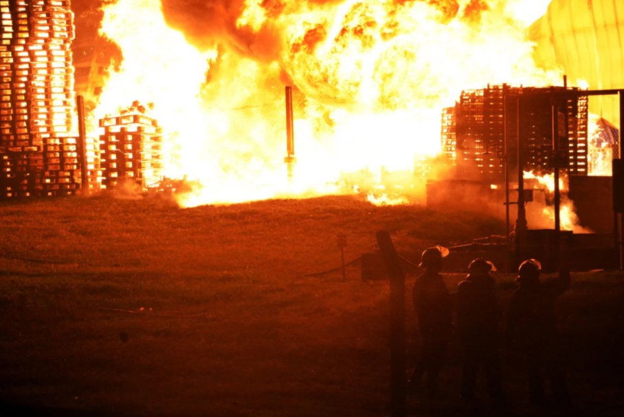 Voraz incendio en la fábrica Cagnoli de Tandil 