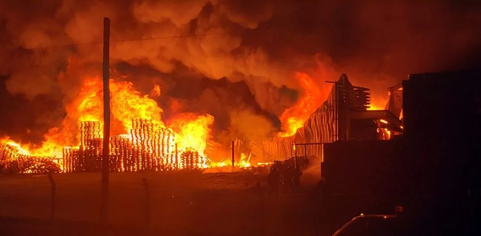 Voraz incendio en la fábrica Cagnoli de Tandil 