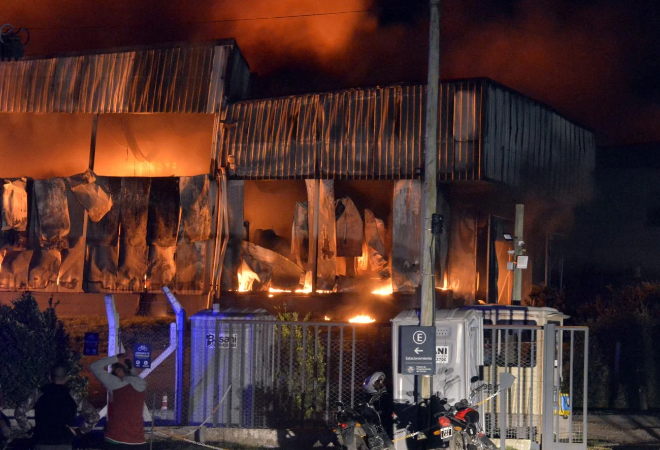 Voraz incendio en la fábrica Cagnoli de Tandil 