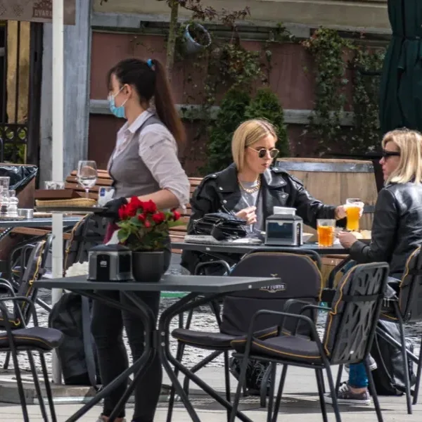 Nuevas restricciones en AMBA: Restaurantes y bares solo podrán servir al aire libre