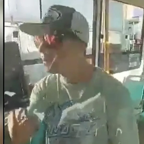 Video: quiso viajar en colectivo sin barbijo y tuvo que bajarlo la Policía