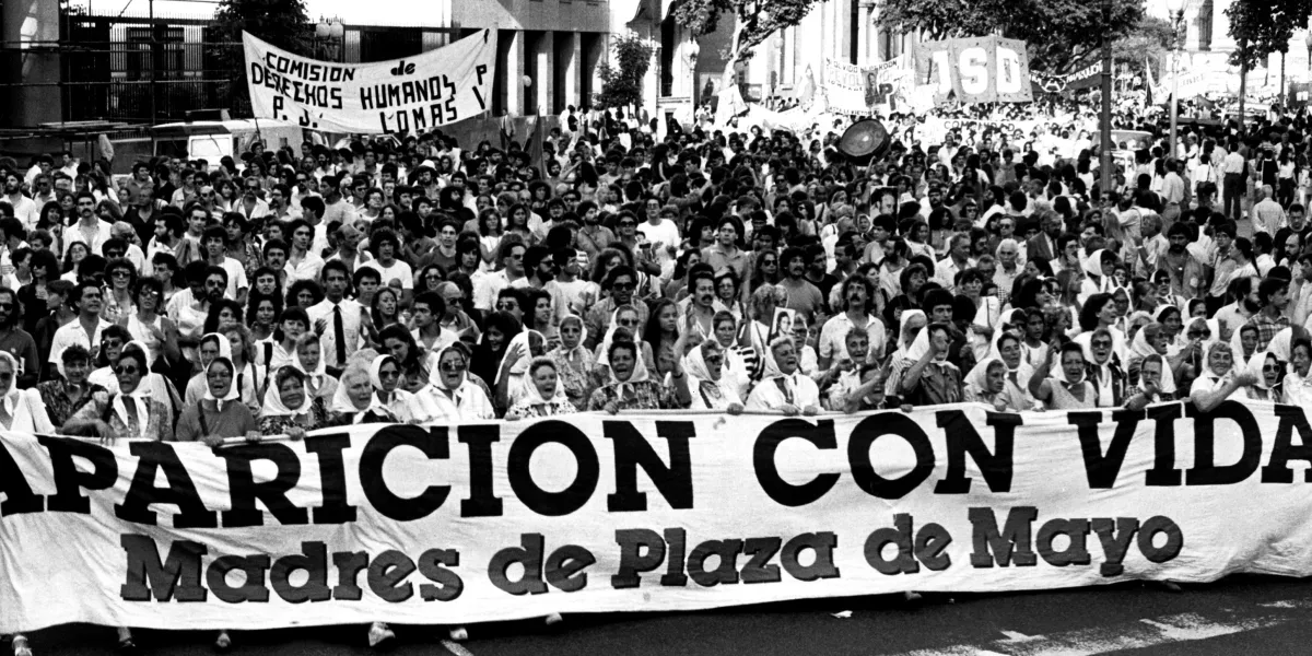 Hoy hace 45 años marchaban por primera vez las Madres de Plaza de Mayo ...