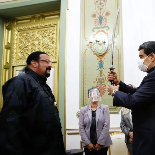 Steven Seagal visitó a Nicolás Maduro y le regaló una espada samurái