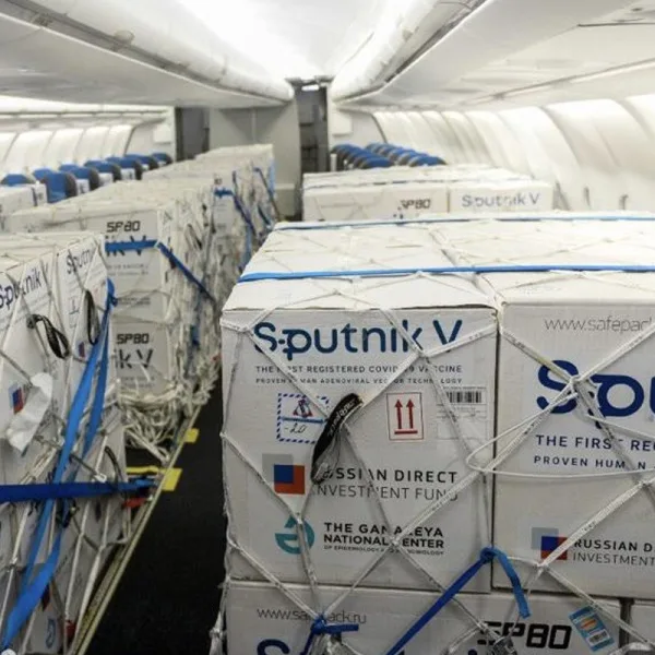 Parte un nuevo vuelo a Rusia en busca de más vacunas Sputnik V