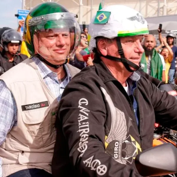 Sin barbijo, Jair Bolsonaro encabezó una multitudinaria caravana anticuarentena