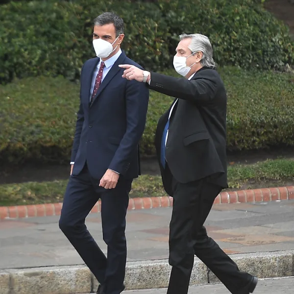 El presidente de España apoyó el ingreso de vacunados con la Sputnik a Europa