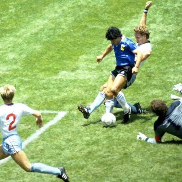 "Caído entre dos ingleses, levantando a un pueblo": la inédita frase de Maradona
