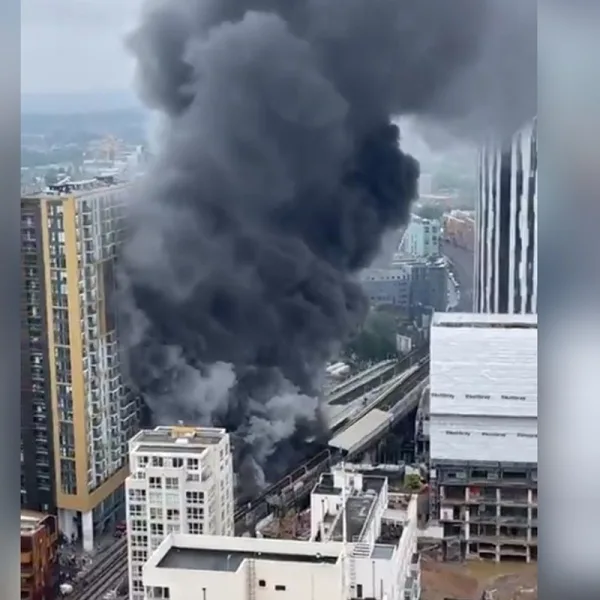 Video | Explosión e incendio en una estación del metro de Londres